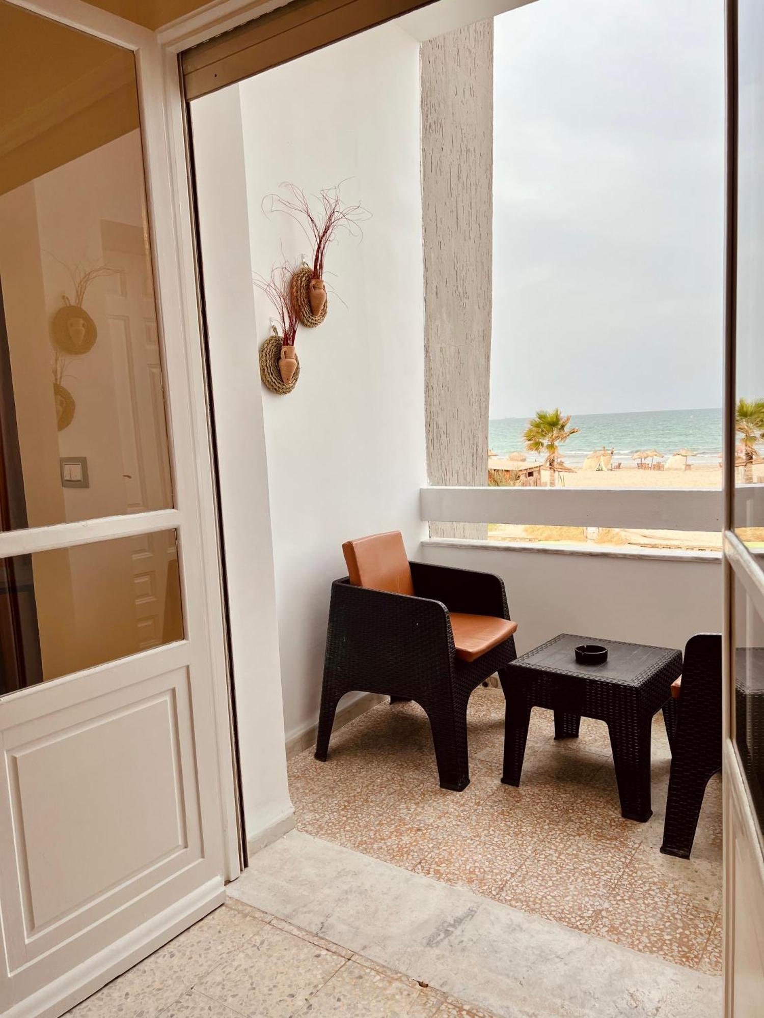 Appartement Vue De Mer Pied Dans L'Eau Gabès Exteriör bild