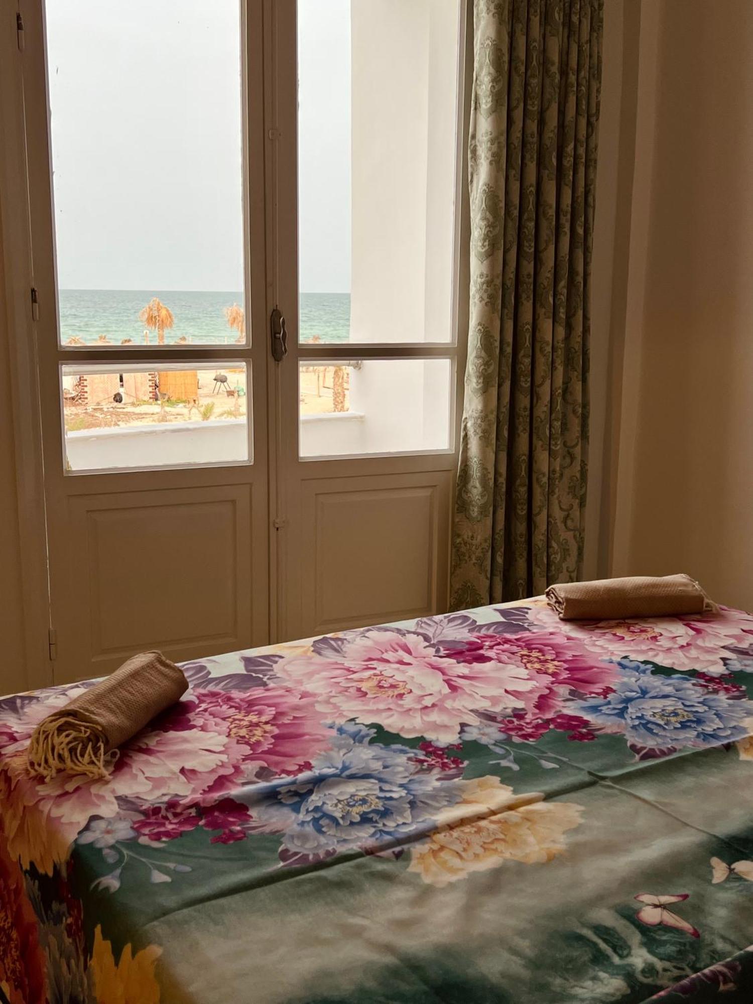 Appartement Vue De Mer Pied Dans L'Eau Gabès Exteriör bild